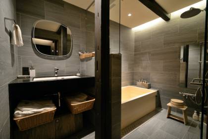 washroom & bathroom