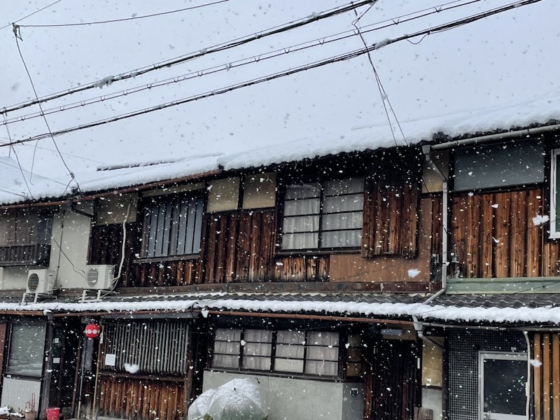 Walking around Kyoto (Snow of the roof of Machiya part 2)