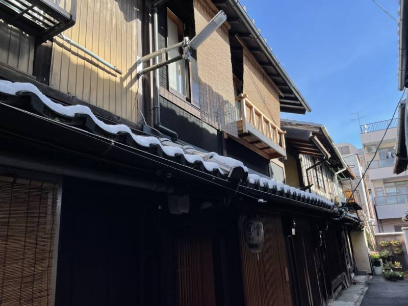 京都散策（積在京町屋屋檐上的雪）