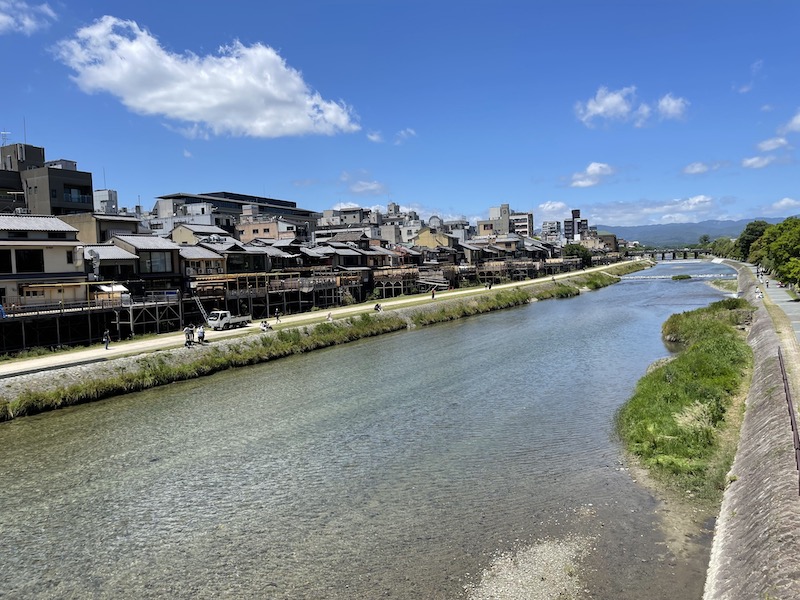 京都歩き（鴨川の川床始まっています）