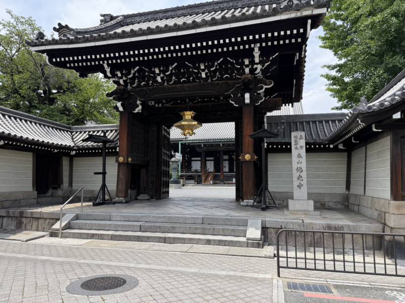 京都の真ん中で出会う、静寂と暮らしの美学 ― 佛光寺境内のカフェと雑貨店巡り