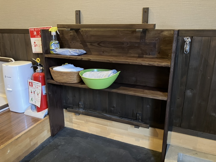 押し入れ内に設置していたワンちゃんグッズは、玄関にまとめて配置