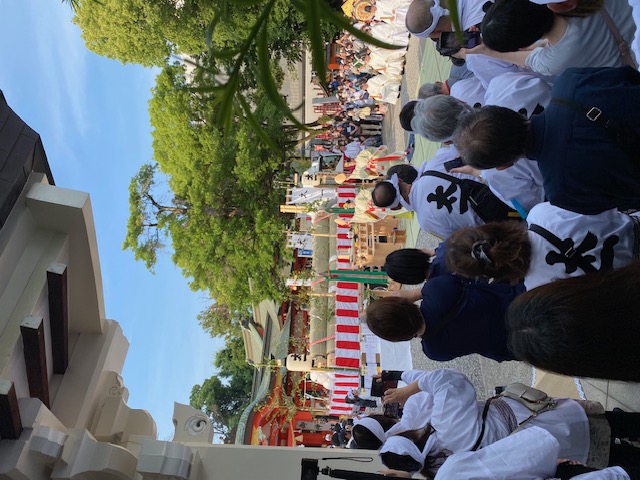 御神木を前に、奉迎祭での舞が披露された。