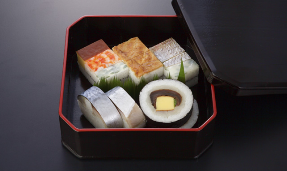 名物の鯖寿司の入る盛り合わせ