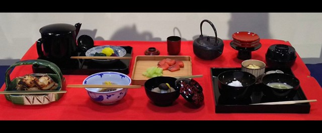 お茶時の料理全体。実際には一品ずつお給仕されます。