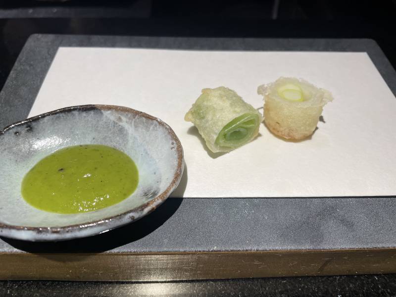 Greenoniontempurawithgreenonionsauce