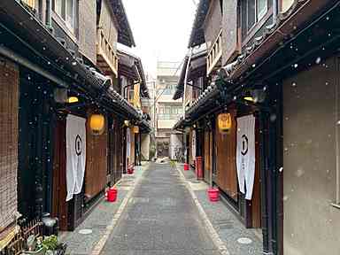 A snowy day falling in the back alley