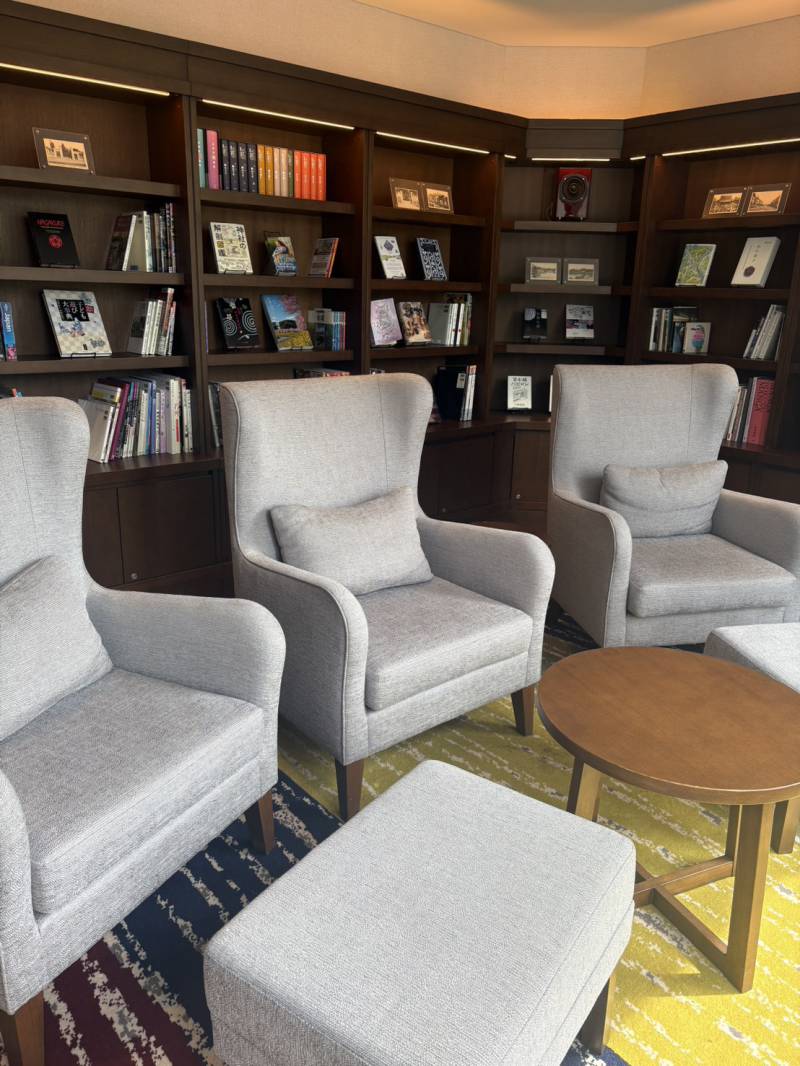A hotel with a library?!