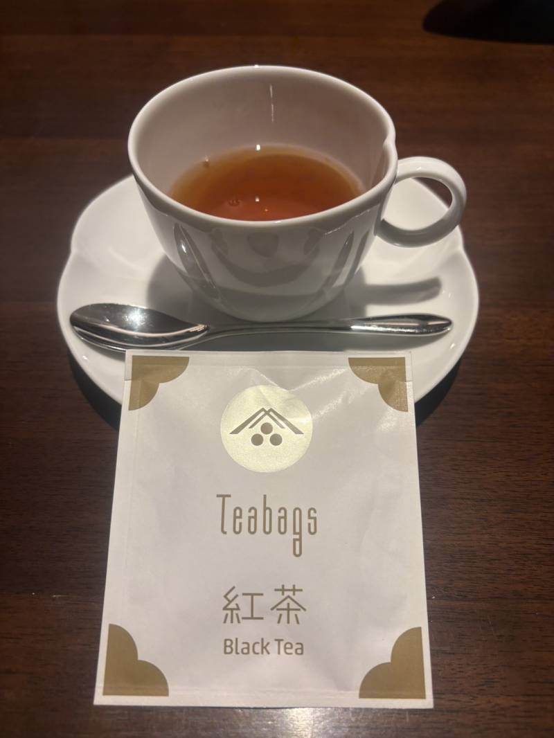 Relax with a luxurious tea experience in a Japanese-style room
