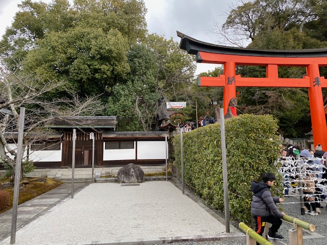 2.A location known only to those who know. It is said that a god lives in the rock on the left side of this torii gate, and people who know it are said to pray here one last time.