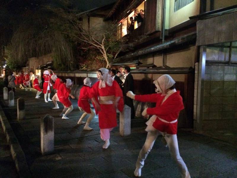 A group walking along Gion Shirakawa Dori in 2016