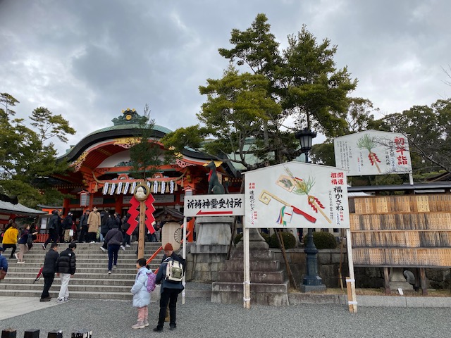 3.In front of the main hall of the Fushimi Inari Taisha Shrine. This day was right before the Setsubun Festival.