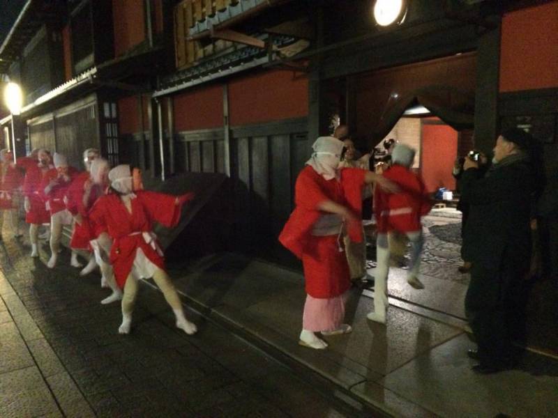 1.In 2016, I walked under the noren veil of ''Ichirikitei'', a unique tea creation in Gion. This could be called the moment when the members of the ''Gion Hyottoko Odori'' dance got recognized by the local community.