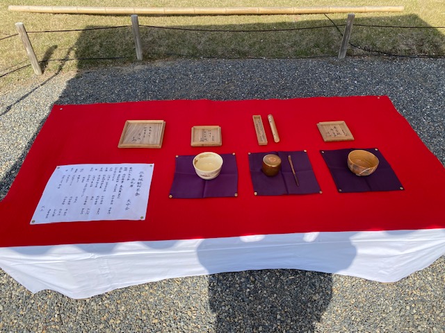 在立禮席（りゅうれいせき）的茶道表演中使用的茶具與箱書。