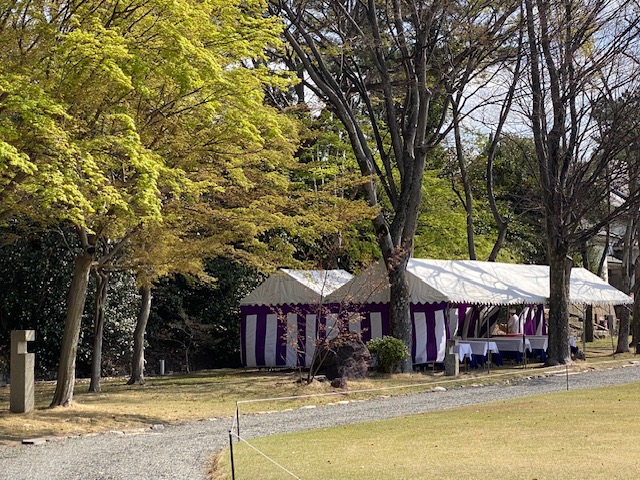 在「和樂庵」和「香雲亭」品嚐了抹茶和和菓子後，接著可以稍作休息，享受「點心席」（てんしんせき），那裡準備了蕎麥麵。隨後，將迎來最後一席「野點席」。